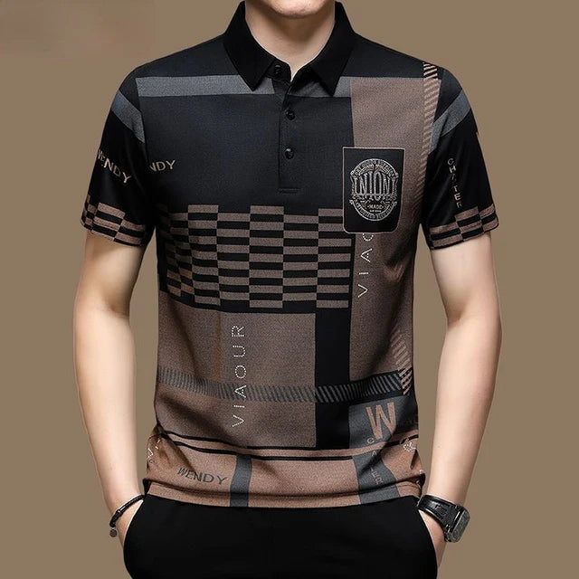 Camisa Polo Union da Oron Store em fundo branco. Modelo masculino com gola clássica e mangas curtas, disponível nas cores azul, branco e preto. Confeccionada em tecido leve de algodão e poliéster, com decote em V e caimento moderno, ideal para adultos. Camisa polo casual para o verão 2025, perfeita para compor looks leves, confortáveis e estilosos.