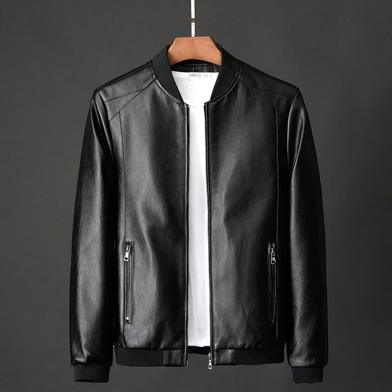 Jaqueta Masculina Bomber Eclipse em fundo branco, modelo exibido nas cores preto, azul e bege. Jaqueta de inverno 2025 com estilo moderno e urbano, confeccionada em tecido de alta resistência. Possui bolsos frontais, mangas longas e corte bomber, ideal para os dias frios. Roupa de frio masculina confortável e sofisticada, disponível nos tamanhos P ao G2.