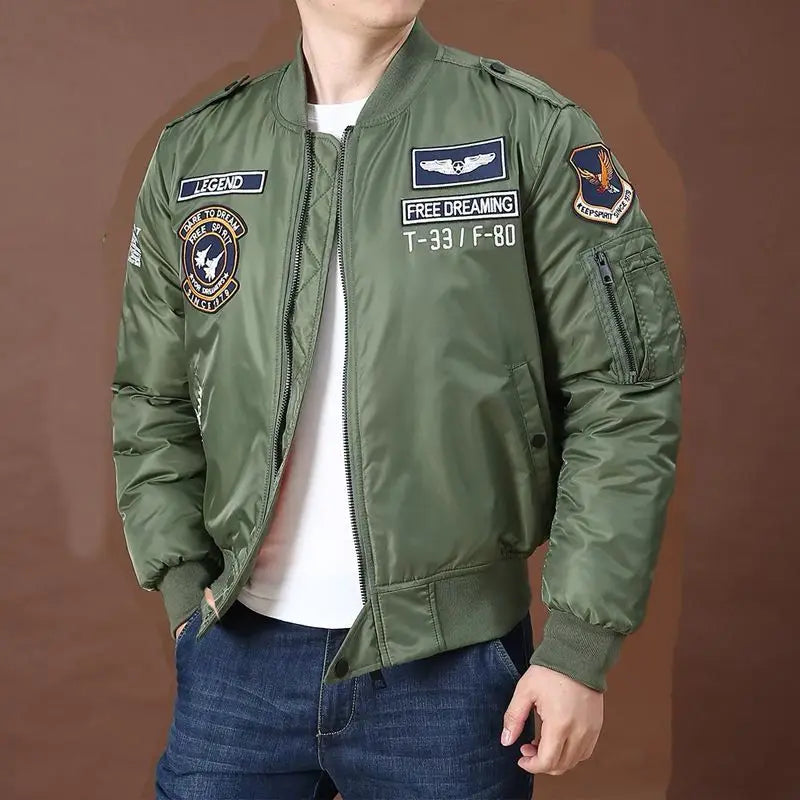 "Jaqueta masculina estilo bomber em tecido resistente, disponível nas cores verde, bege e preto. Possui mangas longas, bolsos frontais funcionais e acabamento refinado, ideal para o inverno. Imagem mostra o modelo em fundo branco, destacando os detalhes da peça.