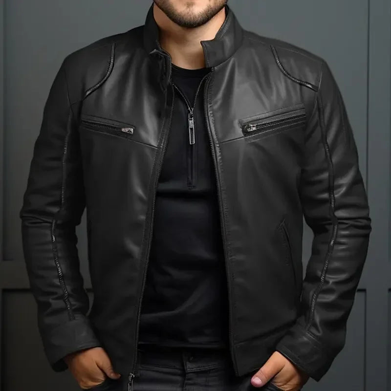 Jaqueta de couro masculina de inverno Fiori, confeccionada em couro resistente e estiloso, ideal para dias frios. Cor preta, com tamanhos variados do P ao G2. Jaqueta com bolsos frontais, acabamento refinado e caimento moderno. Foto em fundo branco destacando o design premium da peça. Moda masculina, jaqueta masculina inverno, casaco masculino estilo bomber.
