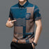 Camisa Polo Union da Oron Store em fundo branco. Modelo masculino com gola clássica e mangas curtas, disponível nas cores azul, branco e preto. Confeccionada em tecido leve de algodão e poliéster, com decote em V e caimento moderno, ideal para adultos. Camisa polo casual para o verão 2025, perfeita para compor looks leves, confortáveis e estilosos.