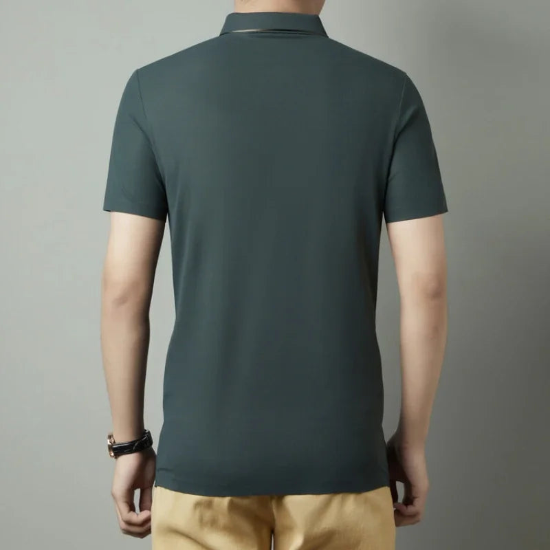 Camisa Polo Fontaine da Oron Store em fundo branco. Modelo masculino de verão 2025 com gola clássica e mangas curtas, disponível nas cores bege, verde, vermelho, azul e preto. Confeccionada em tecido leve de algodão e poliéster, ideal para adultos que buscam estilo e conforto em dias quentes. Roupa casual moderna com caimento ajustado, disponível nos tamanhos PP ao G1.