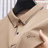 Camisa Polo Fontaine da Oron Store em fundo branco. Modelo masculino de verão 2025 com gola clássica e mangas curtas, disponível nas cores bege, verde, vermelho, azul e preto. Confeccionada em tecido leve de algodão e poliéster, ideal para adultos que buscam estilo e conforto em dias quentes. Roupa casual moderna com caimento ajustado, disponível nos tamanhos PP ao G1.