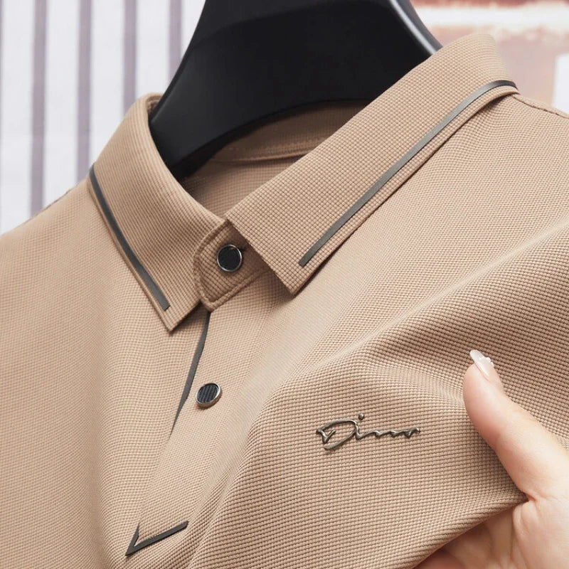 Camisa Polo Fontaine da Oron Store em fundo branco. Modelo masculino de verão 2025 com gola clássica e mangas curtas, disponível nas cores bege, verde, vermelho, azul e preto. Confeccionada em tecido leve de algodão e poliéster, ideal para adultos que buscam estilo e conforto em dias quentes. Roupa casual moderna com caimento ajustado, disponível nos tamanhos PP ao G1.