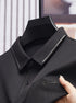 Camisa Polo Fontaine da Oron Store em fundo branco. Modelo masculino de verão 2025 com gola clássica e mangas curtas, disponível nas cores bege, verde, vermelho, azul e preto. Confeccionada em tecido leve de algodão e poliéster, ideal para adultos que buscam estilo e conforto em dias quentes. Roupa casual moderna com caimento ajustado, disponível nos tamanhos PP ao G1.