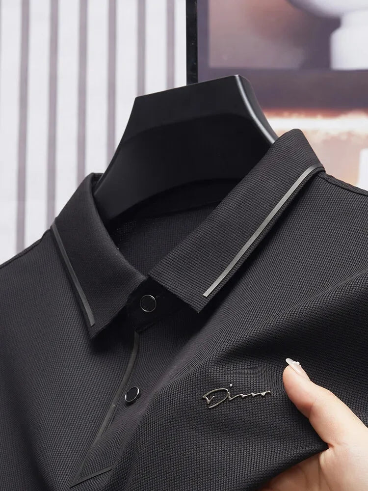 Camisa Polo Fontaine da Oron Store em fundo branco. Modelo masculino de verão 2025 com gola clássica e mangas curtas, disponível nas cores bege, verde, vermelho, azul e preto. Confeccionada em tecido leve de algodão e poliéster, ideal para adultos que buscam estilo e conforto em dias quentes. Roupa casual moderna com caimento ajustado, disponível nos tamanhos PP ao G1.