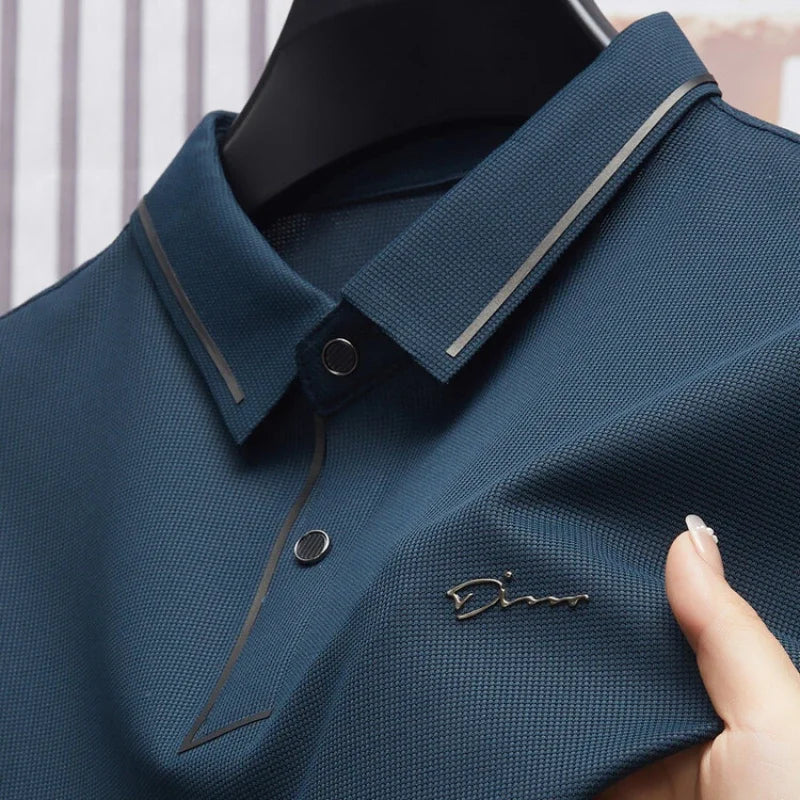 Camisa Polo Fontaine da Oron Store em fundo branco. Modelo masculino de verão 2025 com gola clássica e mangas curtas, disponível nas cores bege, verde, vermelho, azul e preto. Confeccionada em tecido leve de algodão e poliéster, ideal para adultos que buscam estilo e conforto em dias quentes. Roupa casual moderna com caimento ajustado, disponível nos tamanhos PP ao G1.