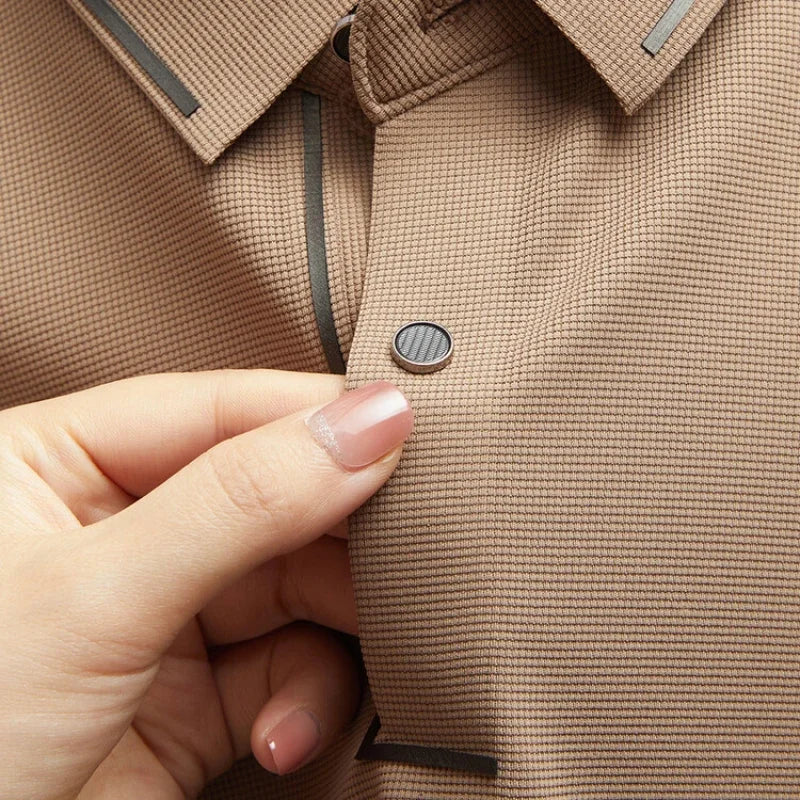 Camisa Polo Fontaine da Oron Store em fundo branco. Modelo masculino de verão 2025 com gola clássica e mangas curtas, disponível nas cores bege, verde, vermelho, azul e preto. Confeccionada em tecido leve de algodão e poliéster, ideal para adultos que buscam estilo e conforto em dias quentes. Roupa casual moderna com caimento ajustado, disponível nos tamanhos PP ao G1.