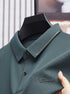 Camisa Polo Fontaine da Oron Store em fundo branco. Modelo masculino de verão 2025 com gola clássica e mangas curtas, disponível nas cores bege, verde, vermelho, azul e preto. Confeccionada em tecido leve de algodão e poliéster, ideal para adultos que buscam estilo e conforto em dias quentes. Roupa casual moderna com caimento ajustado, disponível nos tamanhos PP ao G1.