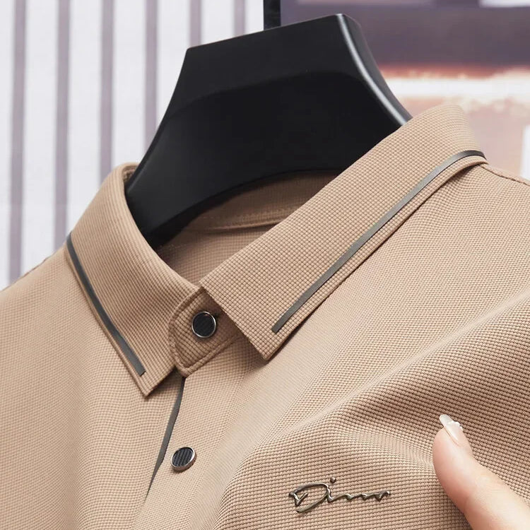 Camisa Polo Fontaine da Oron Store em fundo branco. Modelo masculino de verão 2025 com gola clássica e mangas curtas, disponível nas cores bege, verde, vermelho, azul e preto. Confeccionada em tecido leve de algodão e poliéster, ideal para adultos que buscam estilo e conforto em dias quentes. Roupa casual moderna com caimento ajustado, disponível nos tamanhos PP ao G1.