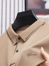 Camisa Polo Fontaine da Oron Store em fundo branco. Modelo masculino de verão 2025 com gola clássica e mangas curtas, disponível nas cores bege, verde, vermelho, azul e preto. Confeccionada em tecido leve de algodão e poliéster, ideal para adultos que buscam estilo e conforto em dias quentes. Roupa casual moderna com caimento ajustado, disponível nos tamanhos PP ao G1.