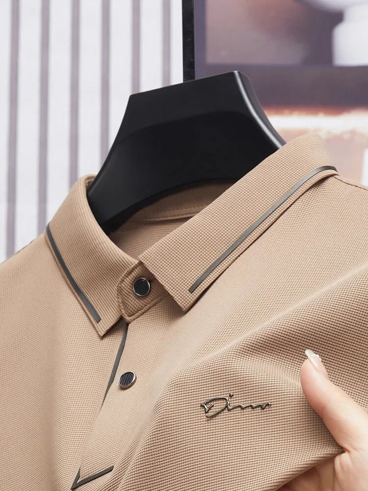 Camisa Polo Fontaine da Oron Store em fundo branco. Modelo masculino de verão 2025 com gola clássica e mangas curtas, disponível nas cores bege, verde, vermelho, azul e preto. Confeccionada em tecido leve de algodão e poliéster, ideal para adultos que buscam estilo e conforto em dias quentes. Roupa casual moderna com caimento ajustado, disponível nos tamanhos PP ao G1.
