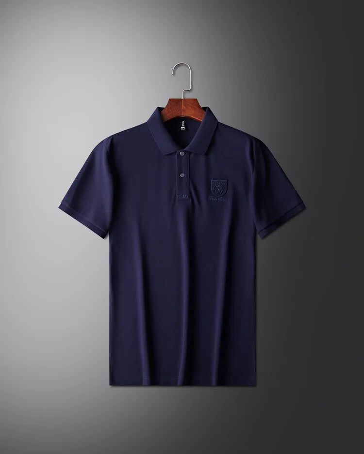 Camisa Polo Martin da Oron Store em fundo branco. Modelo masculino com corte clássico e mangas curtas, disponível nas cores cinza, bege, azul, preto, branco e verde. Confeccionada em tecido leve de algodão e poliéster, ideal para o verão 2025. Camisa polo casual e versátil, perfeita para adultos em busca de conforto e estilo. Disponível nos tamanhos P ao G2.