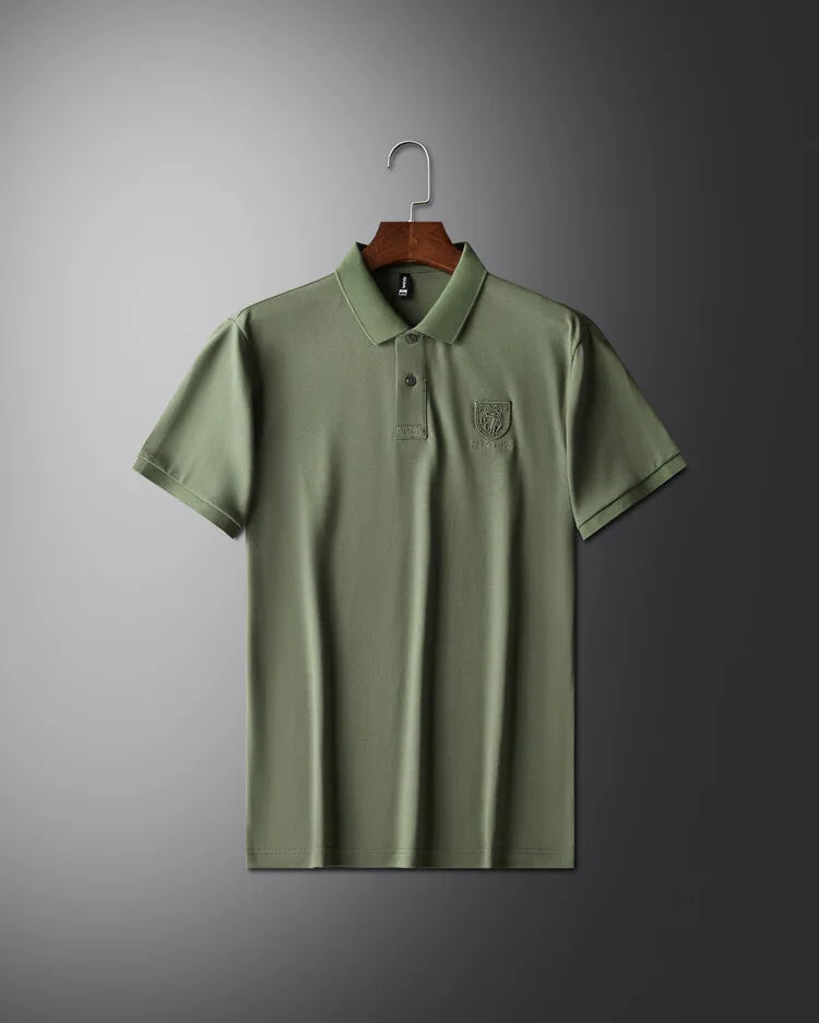Camisa Polo Martin da Oron Store em fundo branco. Modelo masculino com corte clássico e mangas curtas, disponível nas cores cinza, bege, azul, preto, branco e verde. Confeccionada em tecido leve de algodão e poliéster, ideal para o verão 2025. Camisa polo casual e versátil, perfeita para adultos em busca de conforto e estilo. Disponível nos tamanhos P ao G2.