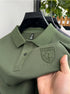 Camisa Polo Martin da Oron Store em fundo branco. Modelo masculino com corte clássico e mangas curtas, disponível nas cores cinza, bege, azul, preto, branco e verde. Confeccionada em tecido leve de algodão e poliéster, ideal para o verão 2025. Camisa polo casual e versátil, perfeita para adultos em busca de conforto e estilo. Disponível nos tamanhos P ao G2.