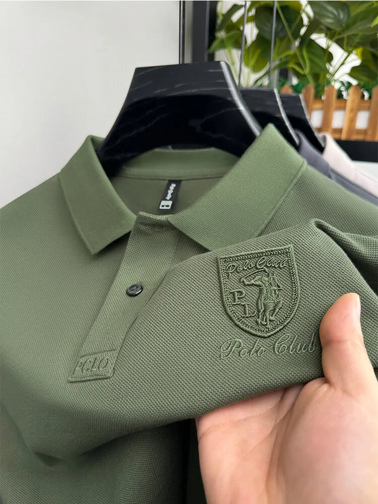 Camisa Polo Martin da Oron Store em fundo branco. Modelo masculino com corte clássico e mangas curtas, disponível nas cores cinza, bege, azul, preto, branco e verde. Confeccionada em tecido leve de algodão e poliéster, ideal para o verão 2025. Camisa polo casual e versátil, perfeita para adultos em busca de conforto e estilo. Disponível nos tamanhos P ao G2.
