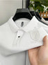Camisa Polo Martin da Oron Store em fundo branco. Modelo masculino com corte clássico e mangas curtas, disponível nas cores cinza, bege, azul, preto, branco e verde. Confeccionada em tecido leve de algodão e poliéster, ideal para o verão 2025. Camisa polo casual e versátil, perfeita para adultos em busca de conforto e estilo. Disponível nos tamanhos P ao G2.