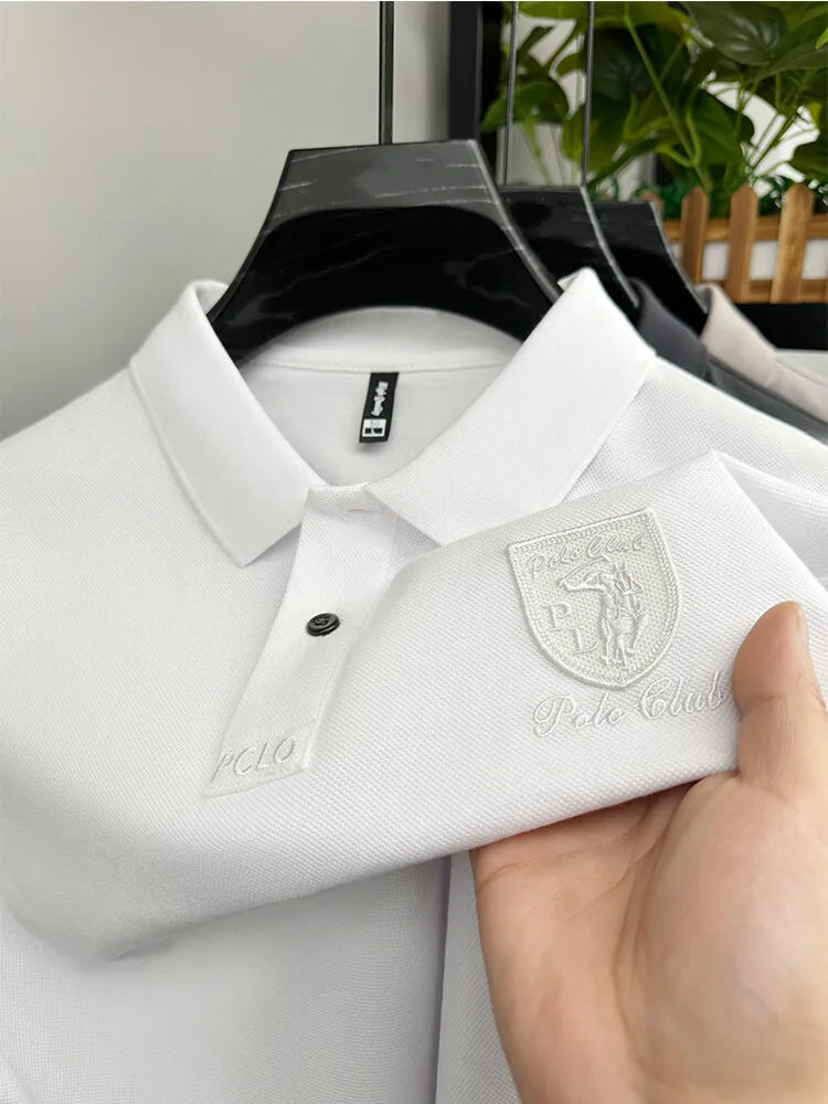 Camisa Polo Martin da Oron Store em fundo branco. Modelo masculino com corte clássico e mangas curtas, disponível nas cores cinza, bege, azul, preto, branco e verde. Confeccionada em tecido leve de algodão e poliéster, ideal para o verão 2025. Camisa polo casual e versátil, perfeita para adultos em busca de conforto e estilo. Disponível nos tamanhos P ao G2.