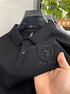 Camisa Polo Martin da Oron Store em fundo branco. Modelo masculino com corte clássico e mangas curtas, disponível nas cores cinza, bege, azul, preto, branco e verde. Confeccionada em tecido leve de algodão e poliéster, ideal para o verão 2025. Camisa polo casual e versátil, perfeita para adultos em busca de conforto e estilo. Disponível nos tamanhos P ao G2.