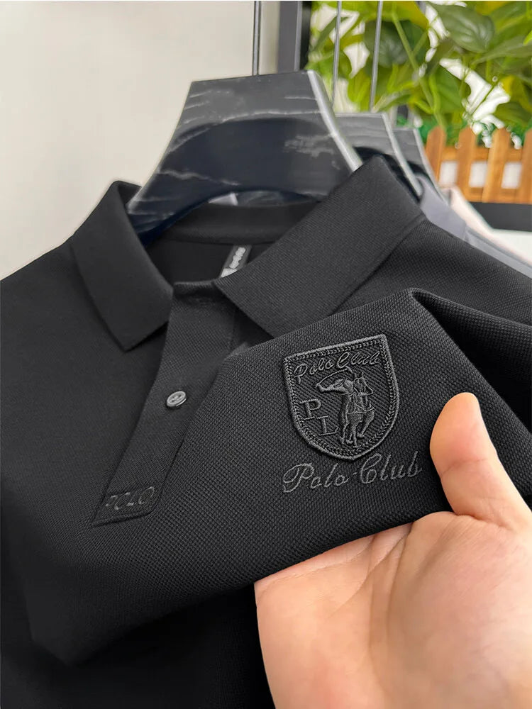 Camisa Polo Martin da Oron Store em fundo branco. Modelo masculino com corte clássico e mangas curtas, disponível nas cores cinza, bege, azul, preto, branco e verde. Confeccionada em tecido leve de algodão e poliéster, ideal para o verão 2025. Camisa polo casual e versátil, perfeita para adultos em busca de conforto e estilo. Disponível nos tamanhos P ao G2.