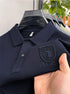 Camisa Polo Martin da Oron Store em fundo branco. Modelo masculino com corte clássico e mangas curtas, disponível nas cores cinza, bege, azul, preto, branco e verde. Confeccionada em tecido leve de algodão e poliéster, ideal para o verão 2025. Camisa polo casual e versátil, perfeita para adultos em busca de conforto e estilo. Disponível nos tamanhos P ao G2.
