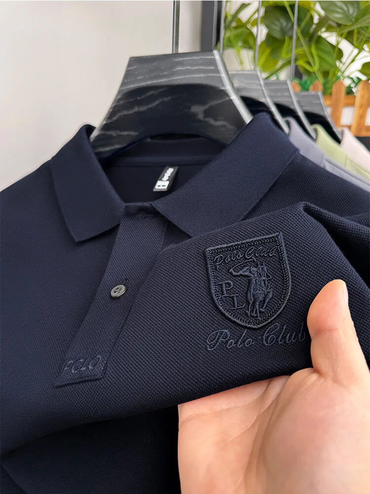 Camisa Polo Martin da Oron Store em fundo branco. Modelo masculino com corte clássico e mangas curtas, disponível nas cores cinza, bege, azul, preto, branco e verde. Confeccionada em tecido leve de algodão e poliéster, ideal para o verão 2025. Camisa polo casual e versátil, perfeita para adultos em busca de conforto e estilo. Disponível nos tamanhos P ao G2.
