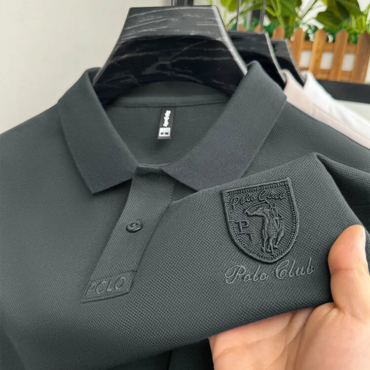 Camisa Polo Martin da Oron Store em fundo branco. Modelo masculino com corte clássico e mangas curtas, disponível nas cores cinza, bege, azul, preto, branco e verde. Confeccionada em tecido leve de algodão e poliéster, ideal para o verão 2025. Camisa polo casual e versátil, perfeita para adultos em busca de conforto e estilo. Disponível nos tamanhos P ao G2.