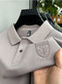 Camisa Polo Martin da Oron Store em fundo branco. Modelo masculino com corte clássico e mangas curtas, disponível nas cores cinza, bege, azul, preto, branco e verde. Confeccionada em tecido leve de algodão e poliéster, ideal para o verão 2025. Camisa polo casual e versátil, perfeita para adultos em busca de conforto e estilo. Disponível nos tamanhos P ao G2.