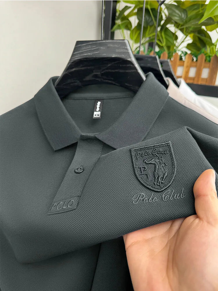 Camisa Polo Martin da Oron Store em fundo branco. Modelo masculino com corte clássico e mangas curtas, disponível nas cores cinza, bege, azul, preto, branco e verde. Confeccionada em tecido leve de algodão e poliéster, ideal para o verão 2025. Camisa polo casual e versátil, perfeita para adultos em busca de conforto e estilo. Disponível nos tamanhos P ao G2.