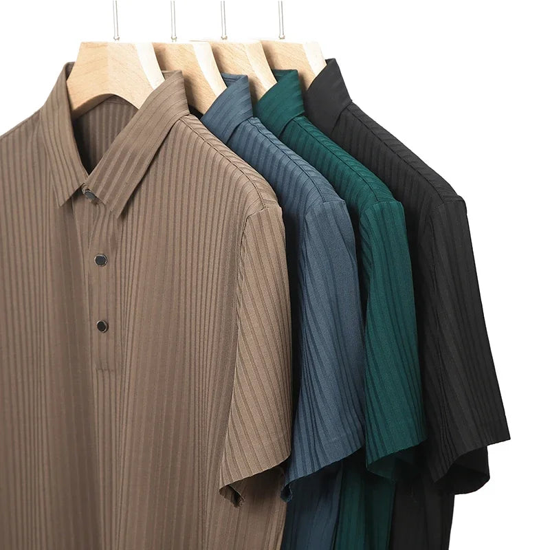 Imagem da Camisa Polo Simon da Oron Store em fundo branco. Modelo masculino de verão 2025, disponível nas cores azul, preto, verde e bege, com gola clássica e mangas curtas. Confeccionada em tecido leve de algodão e poliéster, ideal para adultos que valorizam conforto e elegância. Roupa casual masculina moderna, com caimento ajustado e toque suave.