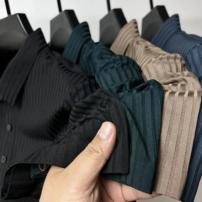 Imagem da Camisa Polo Simon da Oron Store em fundo branco. Modelo masculino de verão 2025, disponível nas cores azul, preto, verde e bege, com gola clássica e mangas curtas. Confeccionada em tecido leve de algodão e poliéster, ideal para adultos que valorizam conforto e elegância. Roupa casual masculina moderna, com caimento ajustado e toque suave.