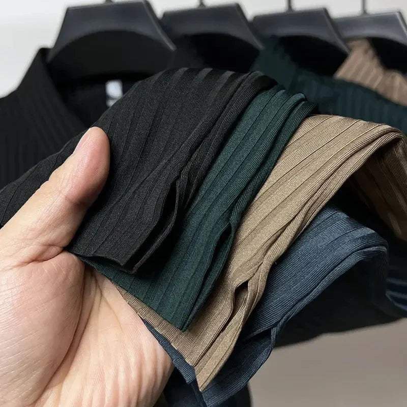 Imagem da Camisa Polo Simon da Oron Store em fundo branco. Modelo masculino de verão 2025, disponível nas cores azul, preto, verde e bege, com gola clássica e mangas curtas. Confeccionada em tecido leve de algodão e poliéster, ideal para adultos que valorizam conforto e elegância. Roupa casual masculina moderna, com caimento ajustado e toque suave.
