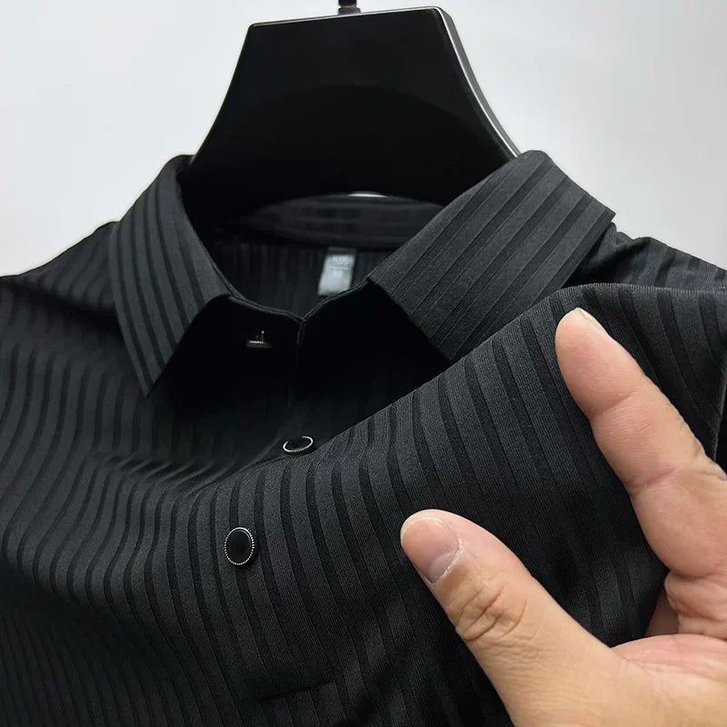 Imagem da Camisa Polo Simon da Oron Store em fundo branco. Modelo masculino de verão 2025, disponível nas cores azul, preto, verde e bege, com gola clássica e mangas curtas. Confeccionada em tecido leve de algodão e poliéster, ideal para adultos que valorizam conforto e elegância. Roupa casual masculina moderna, com caimento ajustado e toque suave.