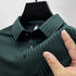 Imagem da Camisa Polo Simon da Oron Store em fundo branco. Modelo masculino de verão 2025, disponível nas cores azul, preto, verde e bege, com gola clássica e mangas curtas. Confeccionada em tecido leve de algodão e poliéster, ideal para adultos que valorizam conforto e elegância. Roupa casual masculina moderna, com caimento ajustado e toque suave.