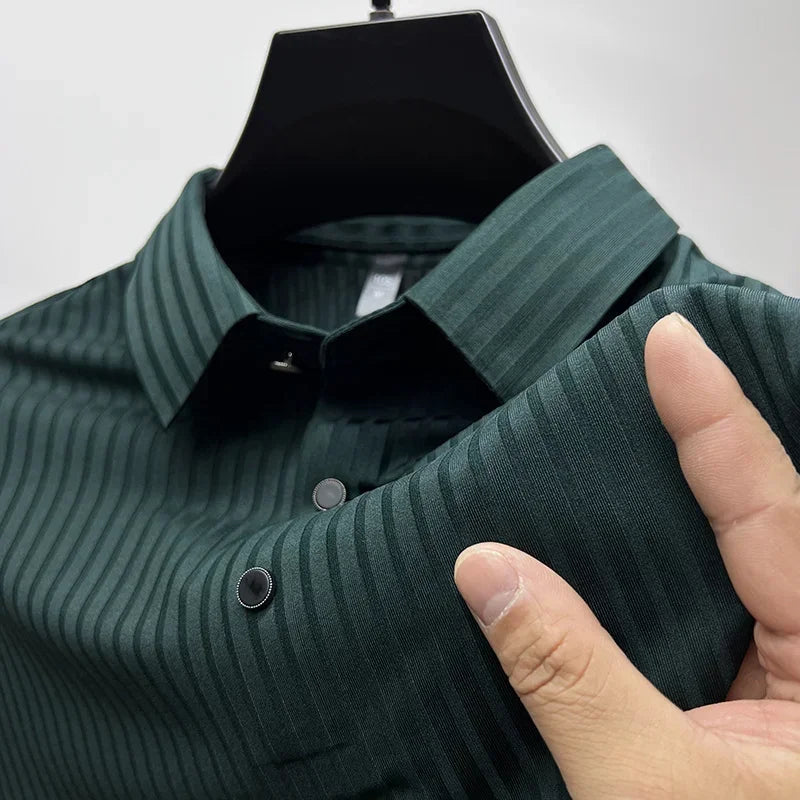 Imagem da Camisa Polo Simon da Oron Store em fundo branco. Modelo masculino de verão 2025, disponível nas cores azul, preto, verde e bege, com gola clássica e mangas curtas. Confeccionada em tecido leve de algodão e poliéster, ideal para adultos que valorizam conforto e elegância. Roupa casual masculina moderna, com caimento ajustado e toque suave.