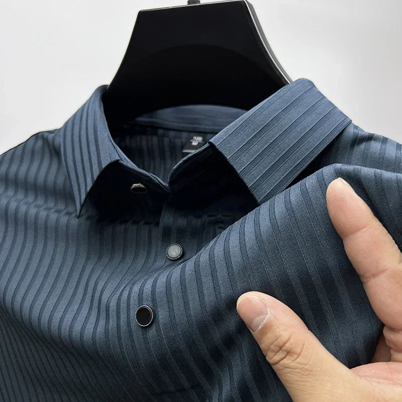 imagem da Camisa Polo Simon da Oron Store em fundo branco. Modelo masculino de verão 2025, disponível nas cores azul, preto, verde e bege, com gola clássica e mangas curtas. Confeccionada em tecido leve de algodão e poliéster, ideal para adultos que valorizam conforto e elegância. Roupa casual masculina moderna, com caimento ajustado e toque suave.