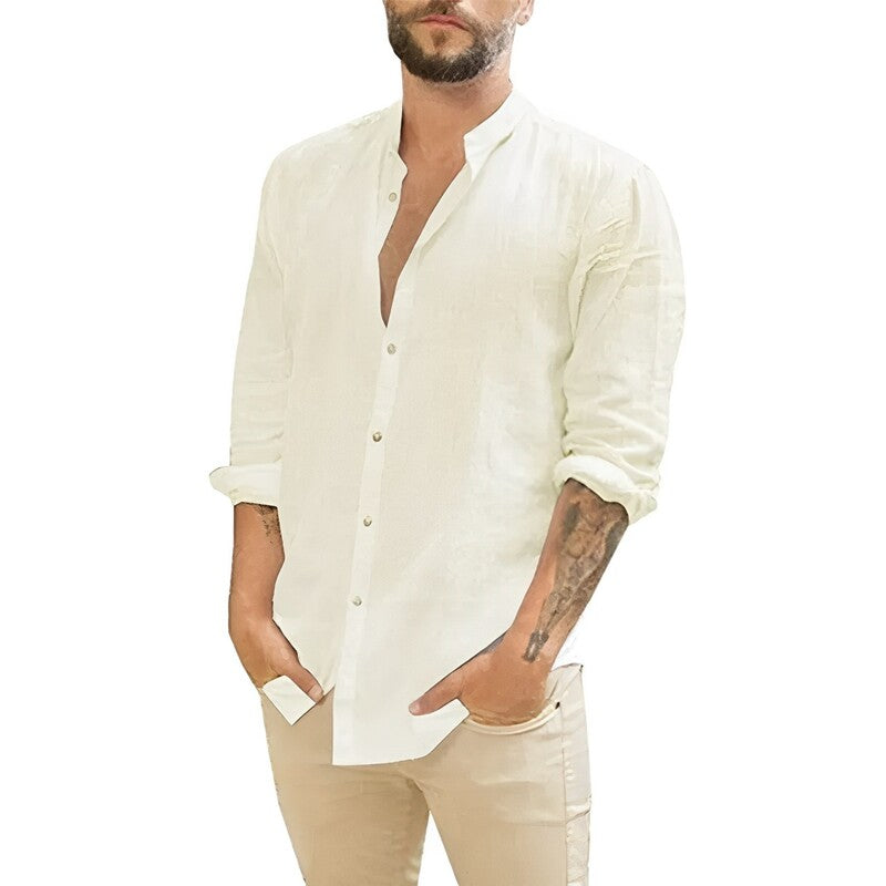 Camiseta Masculina de Linho Lux da Oron Store em fundo branco. Modelo casual confeccionado em linho e algodão, ideal para o verão 2025. Disponível nas cores bege, branco, preto, azul e cinza, com decote em V e caimento moderno para adultos. Camiseta leve e elegante perfeita para compor looks confortáveis e estilosos