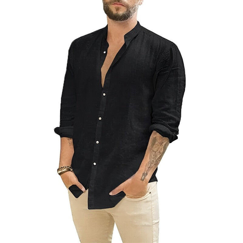 Camiseta Masculina de Linho Lux da Oron Store em fundo branco. Modelo casual confeccionado em linho e algodão, ideal para o verão 2025. Disponível nas cores bege, branco, preto, azul e cinza, com decote em V e caimento moderno para adultos. Camiseta leve e elegante perfeita para compor looks confortáveis e estilosos