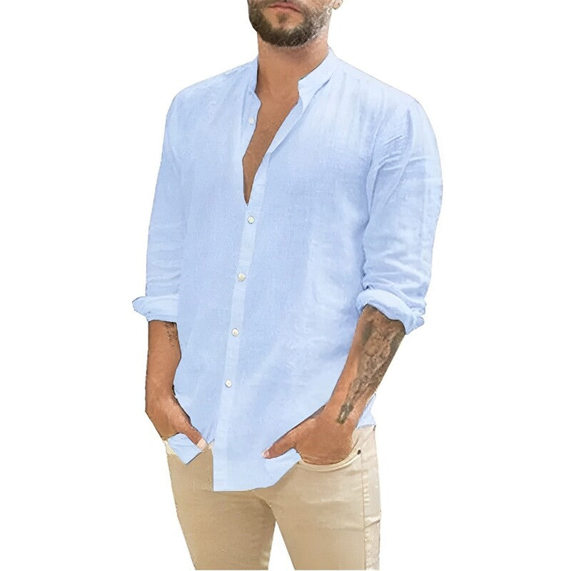 Camiseta Masculina de Linho Lux da Oron Store em fundo branco. Modelo casual confeccionado em linho e algodão, ideal para o verão 2025. Disponível nas cores bege, branco, preto, azul e cinza, com decote em V e caimento moderno para adultos. Camiseta leve e elegante perfeita para compor looks confortáveis e estilosos