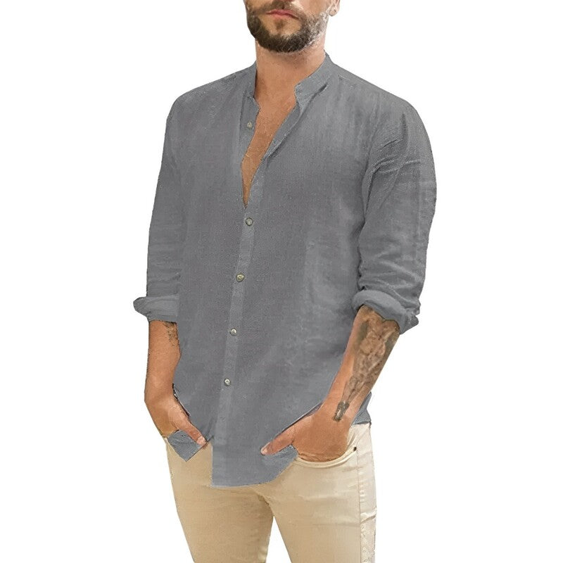 Camiseta Masculina de Linho Lux da Oron Store em fundo branco. Modelo casual confeccionado em linho e algodão, ideal para o verão 2025. Disponível nas cores bege, branco, preto, azul e cinza, com decote em V e caimento moderno para adultos. Camiseta leve e elegante perfeita para compor looks confortáveis e estilosos