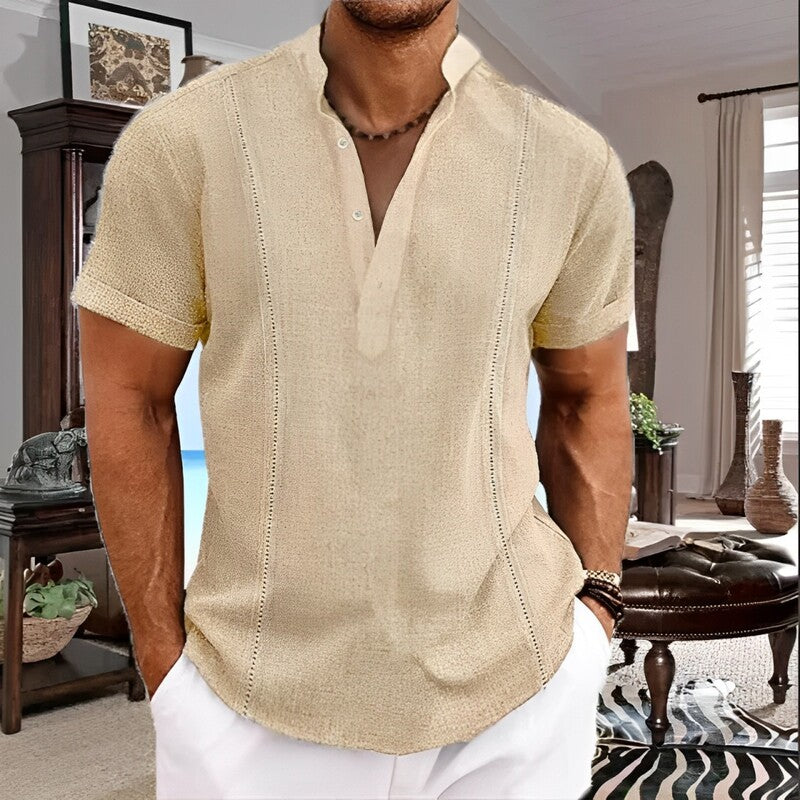 Camiseta Masculina de Linho Noble da Oron Store em fundo branco. Modelo casual para adultos, disponível nas cores branco, bege e azul. Confeccionada em tecido misto de linho e algodão com decote em V e mangas curtas. Ideal para o verão 2025, com caimento leve, toque suave e estilo moderno. Roupa masculina confortável e elegante, perfeita para dias quentes.