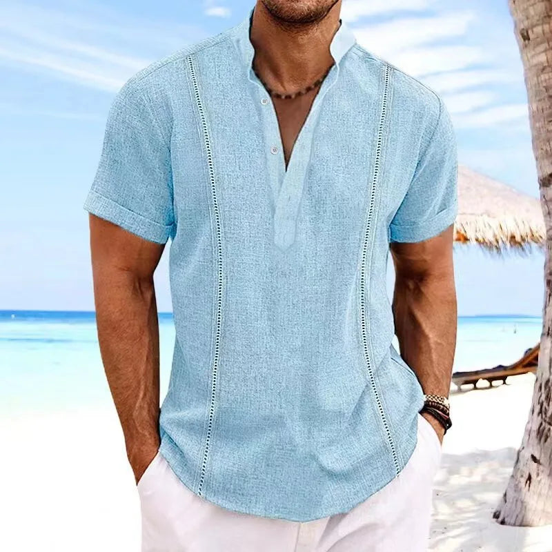 Camiseta Masculina de Linho Noble da Oron Store em fundo branco. Modelo casual para adultos, disponível nas cores branco, bege e azul. Confeccionada em tecido misto de linho e algodão com decote em V e mangas curtas. Ideal para o verão 2025, com caimento leve, toque suave e estilo moderno. Roupa masculina confortável e elegante, perfeita para dias quentes.