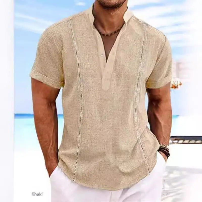 Camiseta Masculina de Linho Noble da Oron Store em fundo branco. Modelo casual para adultos, disponível nas cores branco, bege e azul. Confeccionada em tecido misto de linho e algodão com decote em V e mangas curtas. Ideal para o verão 2025, com caimento leve, toque suave e estilo moderno. Roupa masculina confortável e elegante, perfeita para dias quentes.