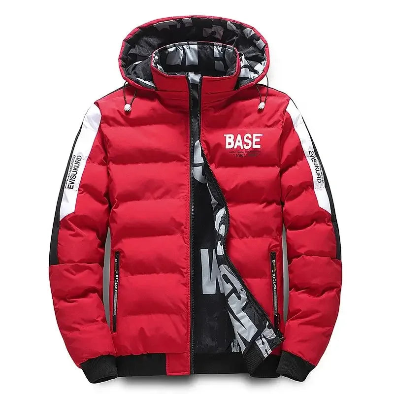 Jaqueta Masculina Bomber da Oron Store em fundo branco, modelo disponível nas cores amarelo, vermelho e bege. Jaqueta de inverno 2025 com capuz, bolsos frontais e tecido resistente em poliéster, ideal para dias frios. Roupa de frio masculina versátil e moderna, disponível nos tamanhos P ao G2. Casaco masculino para adultos com design urbano e estilo casual.