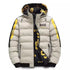 Jaqueta Masculina Bomber da Oron Store em fundo branco, modelo disponível nas cores amarelo, vermelho e bege. Jaqueta de inverno 2025 com capuz, bolsos frontais e tecido resistente em poliéster, ideal para dias frios. Roupa de frio masculina versátil e moderna, disponível nos tamanhos P ao G2. Casaco masculino para adultos com design urbano e estilo casual.