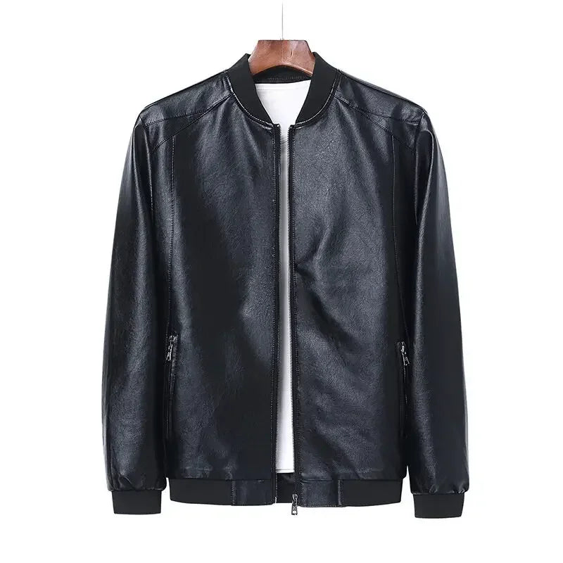 Jaqueta Masculina Bomber Eclipse em fundo branco, modelo exibido nas cores preto, azul e bege. Jaqueta de inverno 2025 com estilo moderno e urbano, confeccionada em tecido de alta resistência. Possui bolsos frontais, mangas longas e corte bomber, ideal para os dias frios. Roupa de frio masculina confortável e sofisticada, disponível nos tamanhos P ao G2.