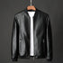 Jaqueta Masculina Bomber Eclipse em fundo branco, modelo exibido nas cores preto, azul e bege. Jaqueta de inverno 2025 com estilo moderno e urbano, confeccionada em tecido de alta resistência. Possui bolsos frontais, mangas longas e corte bomber, ideal para os dias frios. Roupa de frio masculina confortável e sofisticada, disponível nos tamanhos P ao G2.