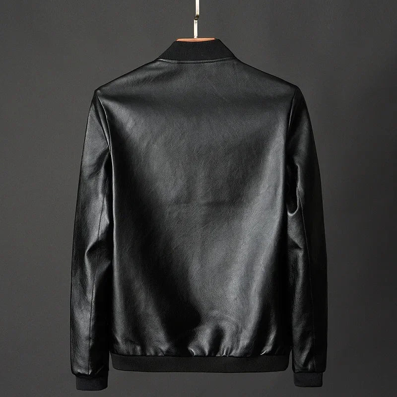 Jaqueta Masculina Bomber Eclipse em fundo branco, modelo exibido nas cores preto, azul e bege. Jaqueta de inverno 2025 com estilo moderno e urbano, confeccionada em tecido de alta resistência. Possui bolsos frontais, mangas longas e corte bomber, ideal para os dias frios. Roupa de frio masculina confortável e sofisticada, disponível nos tamanhos P ao G2.