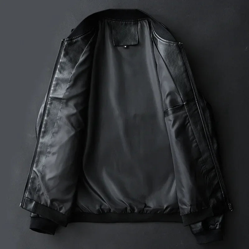Jaqueta Masculina Bomber Eclipse em fundo branco, modelo exibido nas cores preto, azul e bege. Jaqueta de inverno 2025 com estilo moderno e urbano, confeccionada em tecido de alta resistência. Possui bolsos frontais, mangas longas e corte bomber, ideal para os dias frios. Roupa de frio masculina confortável e sofisticada, disponível nos tamanhos P ao G2.