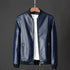 Jaqueta Masculina Bomber Eclipse em fundo branco, modelo exibido nas cores preto, azul e bege. Jaqueta de inverno 2025 com estilo moderno e urbano, confeccionada em tecido de alta resistência. Possui bolsos frontais, mangas longas e corte bomber, ideal para os dias frios. Roupa de frio masculina confortável e sofisticada, disponível nos tamanhos P ao G2.